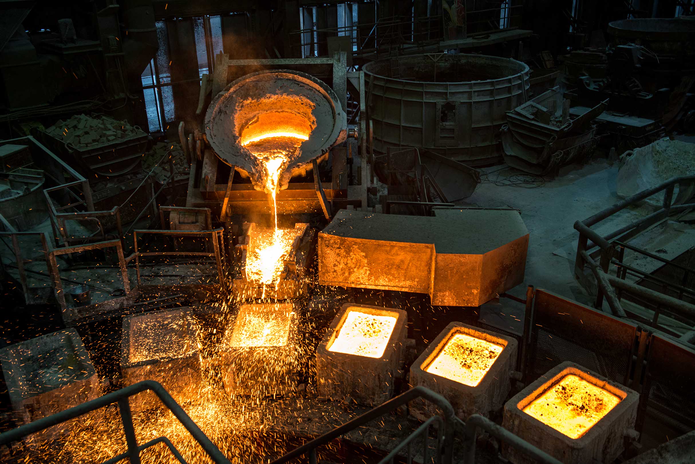 Tank pours liquid metal in the molds by carousel machine